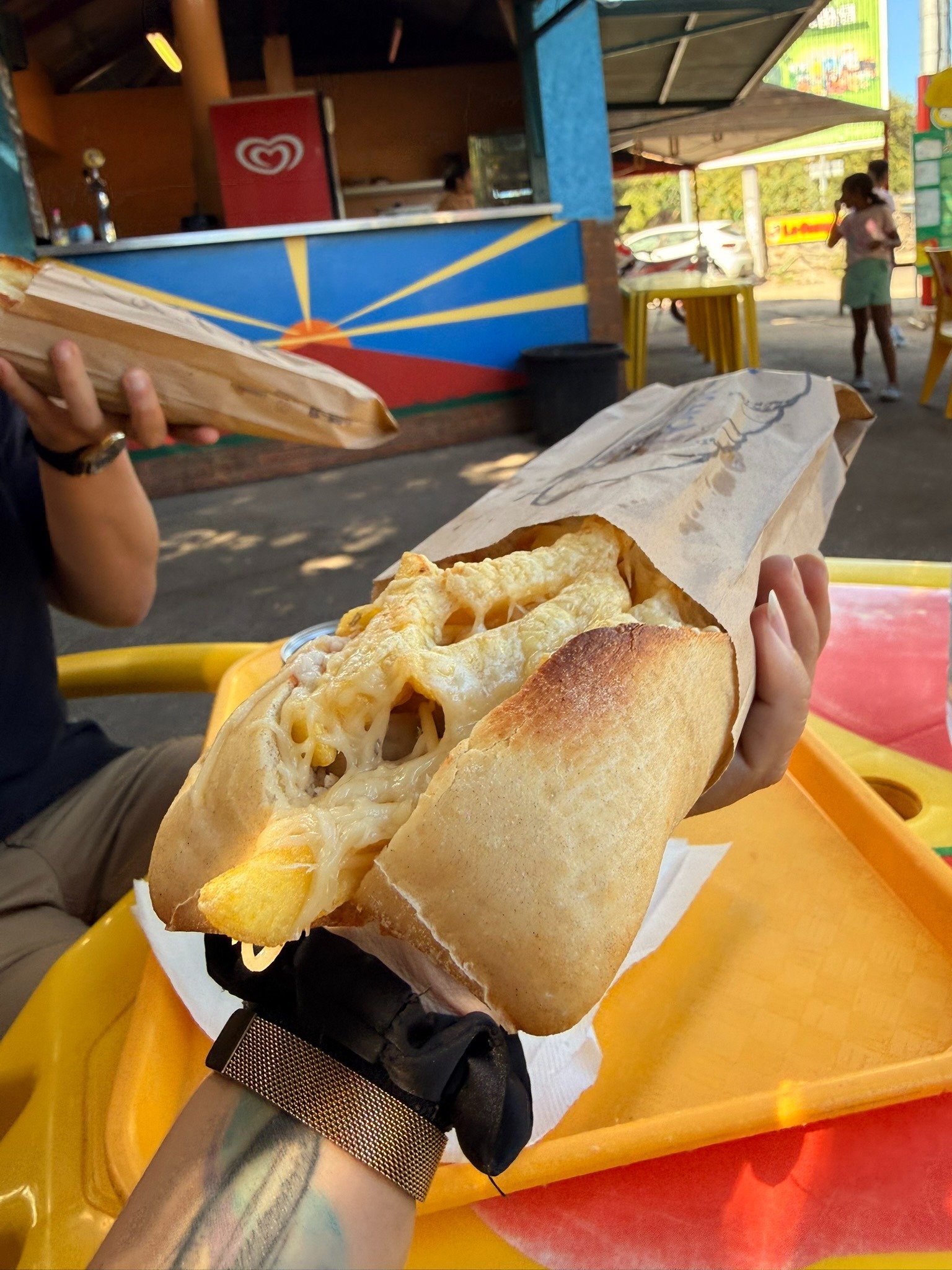 Pain américain aux bouchons et frites servi dans un snack réunionnais