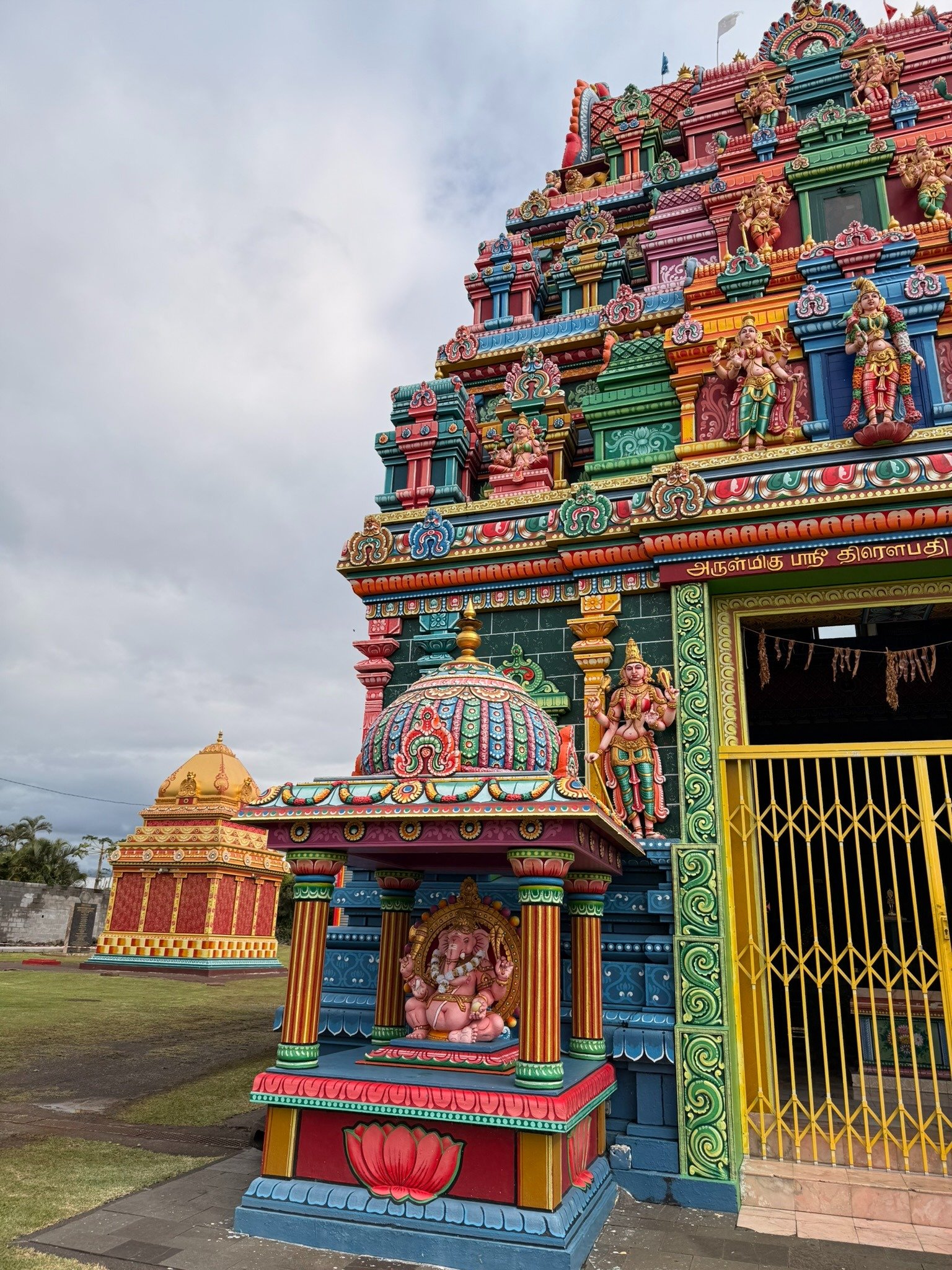 Façade décorée d’un temple hindou à Sainte-Rose, La Réunion
