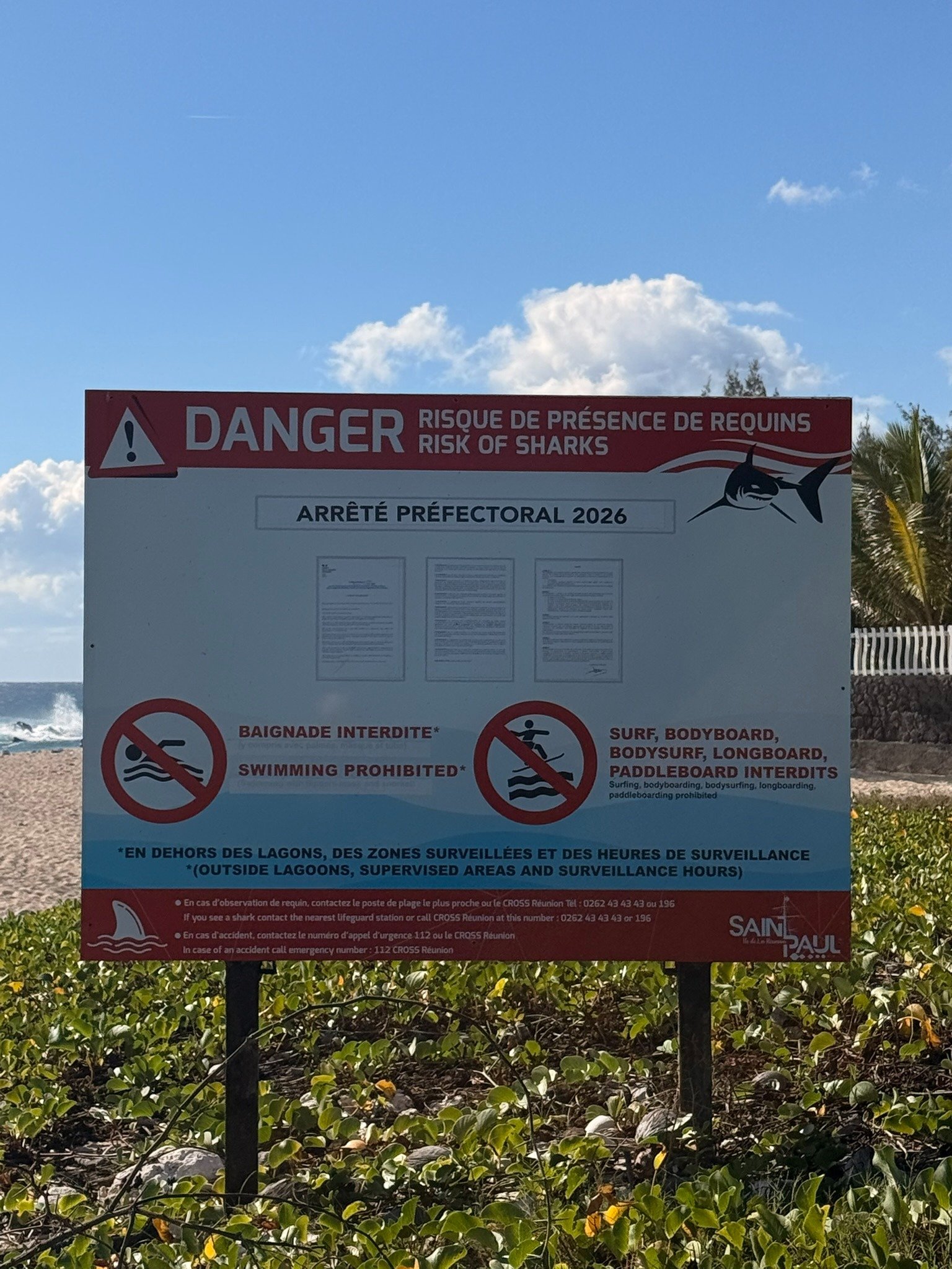 Panneau préfectoral sur une plage de La Réunion indiquant que la baignade est interdite hors des lagons et des zones surveillées