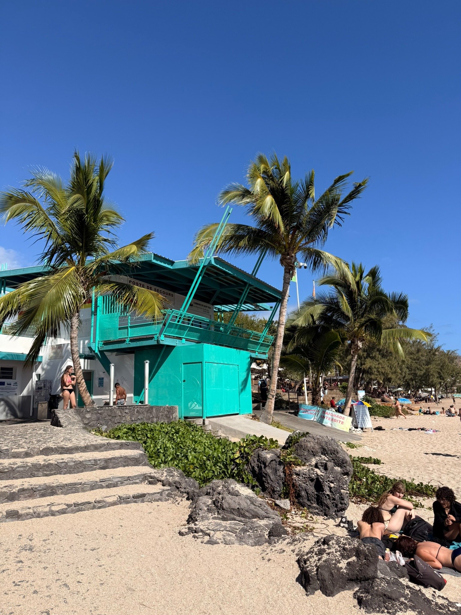 Poste de secours turquoise sous les palmiers de la plage de Boucan Canot, La Réunion