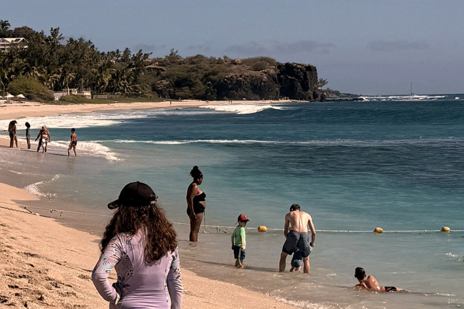 Baigneurs à l’intérieur de la ligne de bouées jaunes du filet anti-requin à Boucan Canot, La Réunion