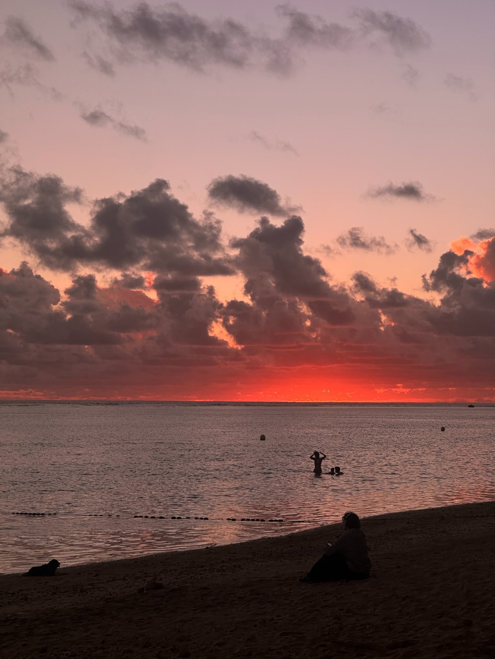 Eau calme du lagon au coucher du soleil sur la côte ouest de La Réunion, avec la barrière de corail à l’horizon