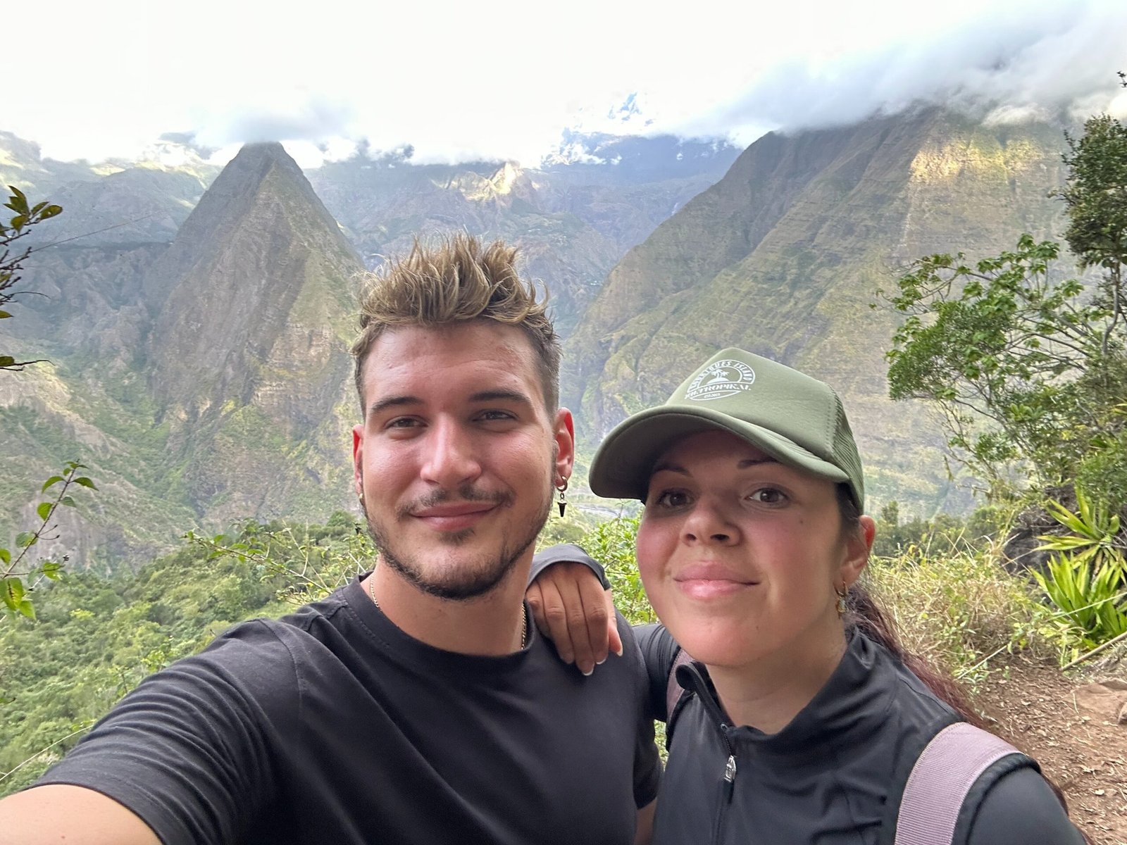 Elisa et Tom devant le cirque de Mafate pendant leur mois à La Réunion