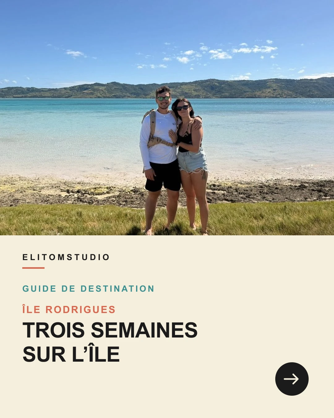 Elisa et Tom devant le lagon turquoise de l’île Rodrigues.